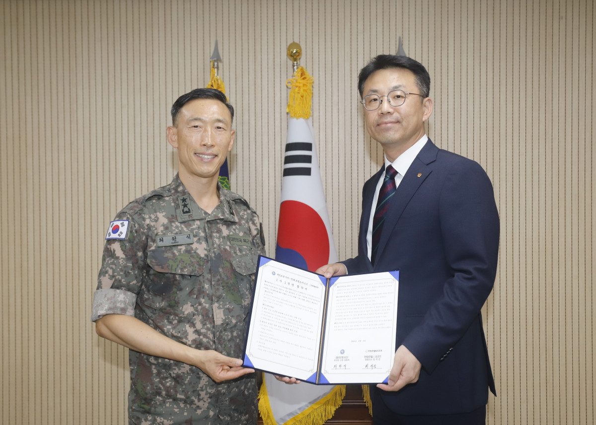 ▲최원석 제9보병사단장과 최석진 한화호텔앤드리조트 대표이사