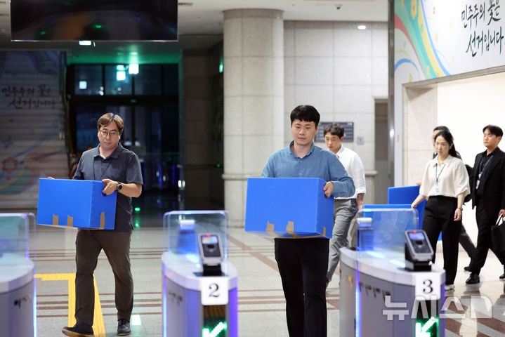 ▲검경 합동수사본부 직원들이 지난달 23일 오후 경기 과천 중앙선거관리위원회에서 압수수색을 마친 뒤 이동하고 있다.합동수사본부는 6·3 지방선거 당일 벌어진 투표율 허위 조작 입력과 투표 용지 부족으로 인한 국민참정권 침해와 관련해 중앙선거관리위원회, 경기도선거관리위원회, 서울 송파구선거관리위원회에 대한 압수수색을 했다. (뉴시스)