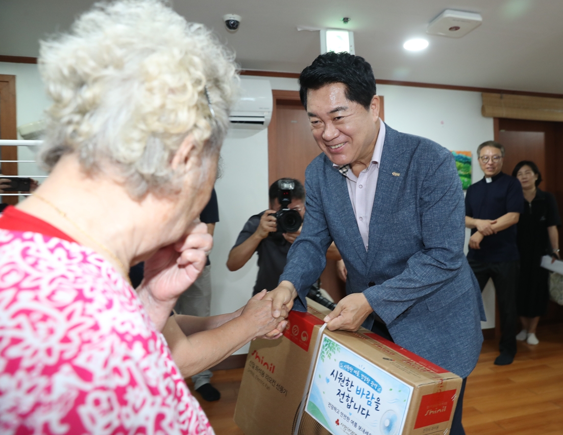 ▲박준희 서울특별시 관악구청장이 폭염 대비 노숙인 자활시설에 방문해 선풍기를 전달하고 있다. (사진 제공 = 서울 관악구)