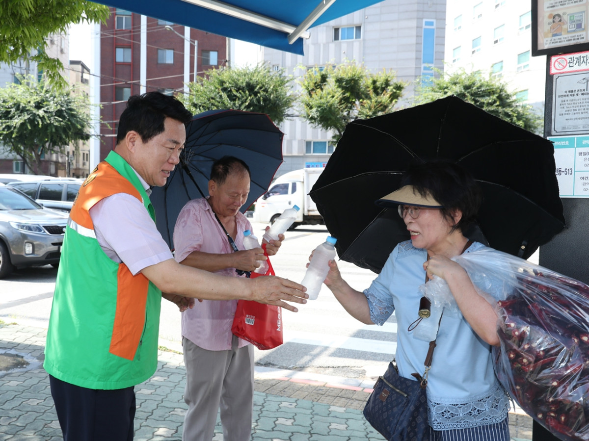 ▲박준희 서울특별시 관악구청장이 강감찬 샘물을 찾은 주민에게 생수를 건네고 있다. (사진 제공 = 서울 관악구)