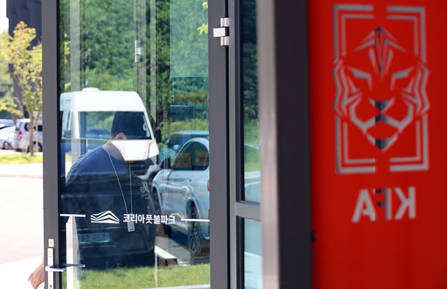 ▲6일 경찰의 압수수색이 진행된 충남 천안시 서북구 입장면 대한축구협회 사무실 안으로 협회 관계자가 출입하고 있다. (연합뉴스)