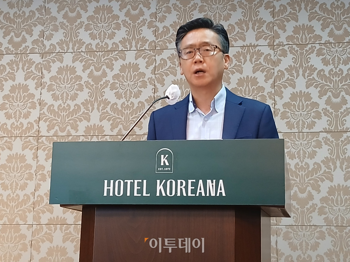 ▲송영숙 한미약품그룹 회장이 법인카드를 사적으로 유용했다는 의혹을 제기한 김태호 씨가 7일 서울 중구 코리아나 호텔에서 기자회견을 열고 입장을 밝히는 중이다. (한성주 기자 hsj@)