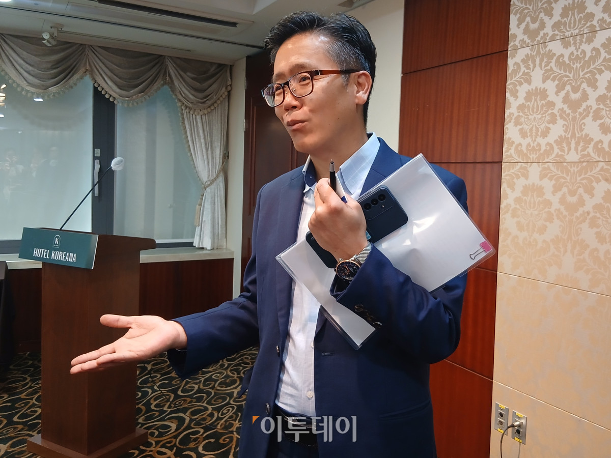 ▲송영숙 한미약품그룹 회장이 법인카드를 사적으로 유용했다는 의혹을 제기한 김태호 씨가 7일 서울 중구 코리아나 호텔에서 기자회견을 마치고 기자들의 추가 질의에 답하고 있다. (한성주 기자 hsj@)