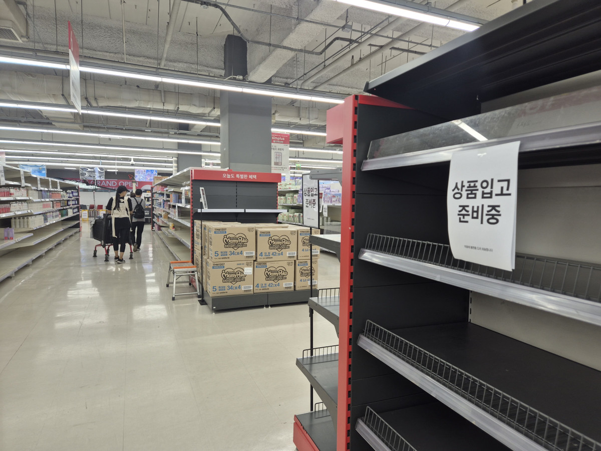 ▲임시 개장한 7일 홈플러스 서울월드컵경기장점 매장 내 비어 있는 선반에 '상품 입고 준비중' 안내문이 부착돼 있다. (김재은 기자 dove@)
