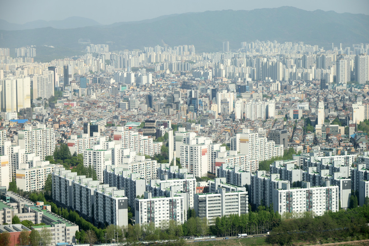 ▲서울주택도시개발공사(SH)가 재개발임대주택의 연령·사회취약계층 가점을 폐지하고 청약저축 납입 횟수 중심으로 입주자 선정 기준을 개편하면서 고령층의 주거복지 축소 우려가 나오고 있다. 사진은 서울 시내 아파트 단지 전경.(이투데이 고이란 기자 photoeran@)