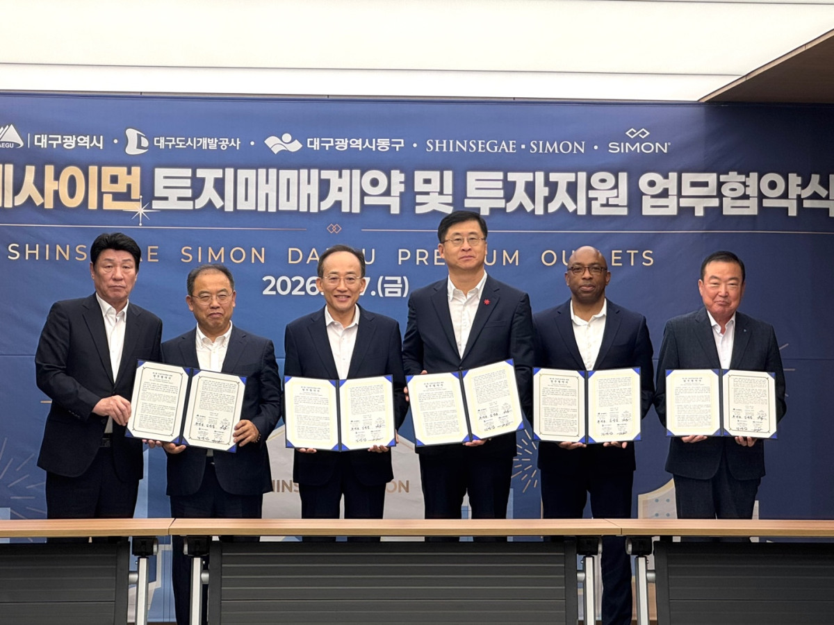 ▲(왼쪽부터) 강대식 국회의원, 우성진 동구청장, 추경호 대구광역시장, 김영섭 신세계사이먼 대표이사, 우체 아큐주오 사이먼 개발재무담당 부사장, 정명섭 대구도시개발공사 사장이 7일 오전 대구시청 산격청사에서 대구 프리미엄 아울렛 개발을 위한 토지매매 계약 및 투자지원 업무협약식에서 기념사진을 촬영하고 있다. (사진제공=신세계사이먼)