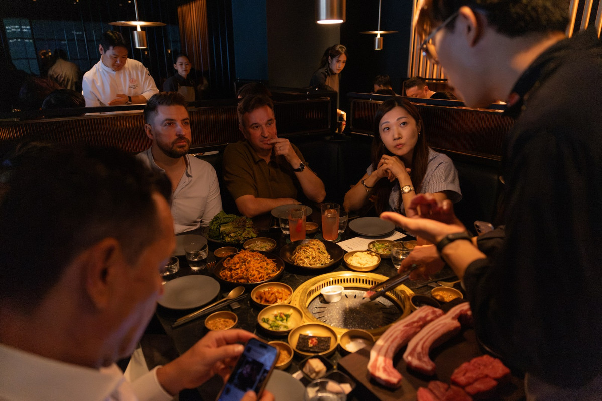 ▲싱가포르 현지 소비자들이 'Meet the K-Meat Festival' 행사에서 제주산 한우와 한돈을 시식하며 한국산 프리미엄 축산물에 대한 설명을 듣고 있다. (사진제공=한국농수산식품유통공사)