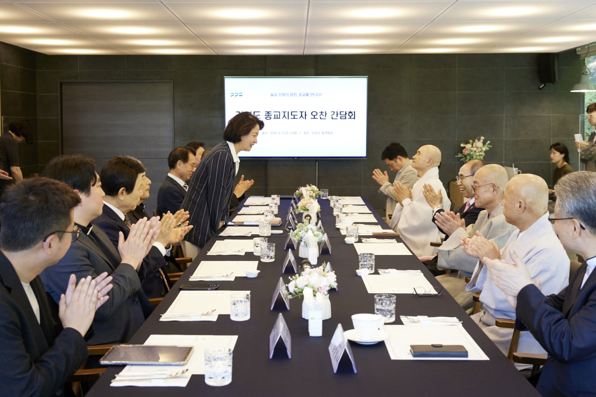 ▲추미애 경기도지사가 7일 도담소에서 열린 '경기도 종교지도자 오찬 간담회'에서 참석자들에게 인사하자 개신교·불교·천주교 3대 종단 지도자들이 박수로 화답하고 있다. 이날 간담회는 민선9기 출범 이후 도지사와 3대 종단 지도자 간 첫 공식 만남이다. (경기도)