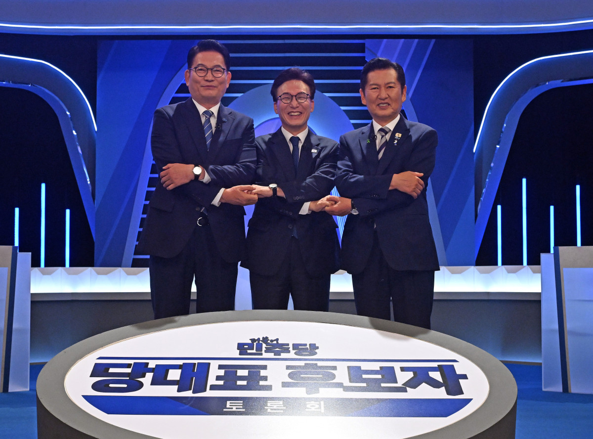 ▲더불어민주당 송영길·김민석·정청래 당 대표 후보가 5일 서울 영등포구 여의도 KBS에서 열린 제2차 TV 토론회에 참석해 기념 촬영하고 있다. (국회사진기자단)