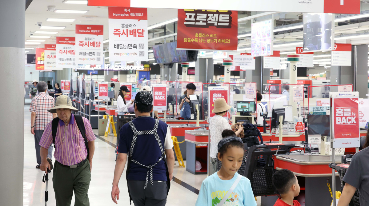 ▲홈플러스가 지난달 영업을 중단했던 전국 67개 점포의 영업을 임시 재개한 7일 서울의 한 홈플러스 매장에서 시민들이 쇼핑을 하고 있다. 현재 상품 입고율은 약 30% 수준으로, 홈플러스는 12일까지 상품 입고와 운영 점검을 마친 뒤 13일 점포를 정식 개장할 예정이다. 신태현 기자 holjjak@