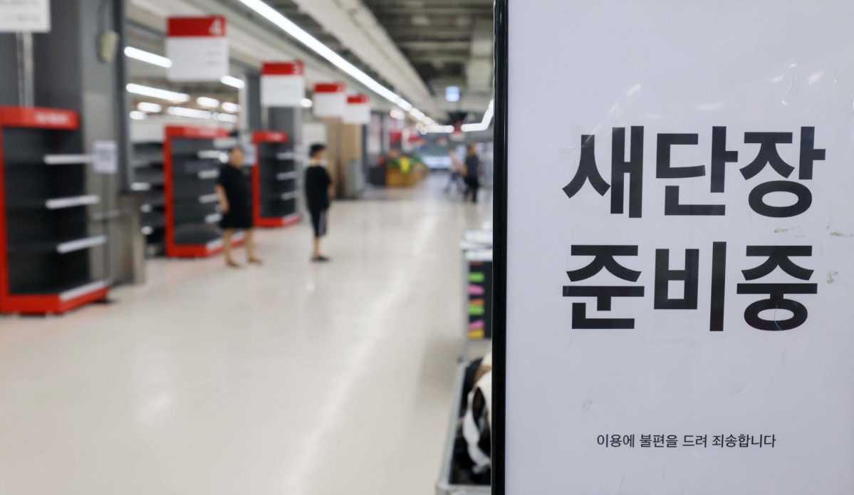 ▲홈플러스가 지난달 영업을 중단했던 전국 67개 점포의 영업을 임시 재개한 7일 서울의 한 홈플러스 매장에관련 안내문이 게시돼 있다. 현재 상품 입고율은 약 30% 수준으로, 홈플러스는 12일까지 상품 입고와 운영 점검을 마친 뒤 13일 점포를 정식 개장할 예정이다. 신태현 기자 holjjak@