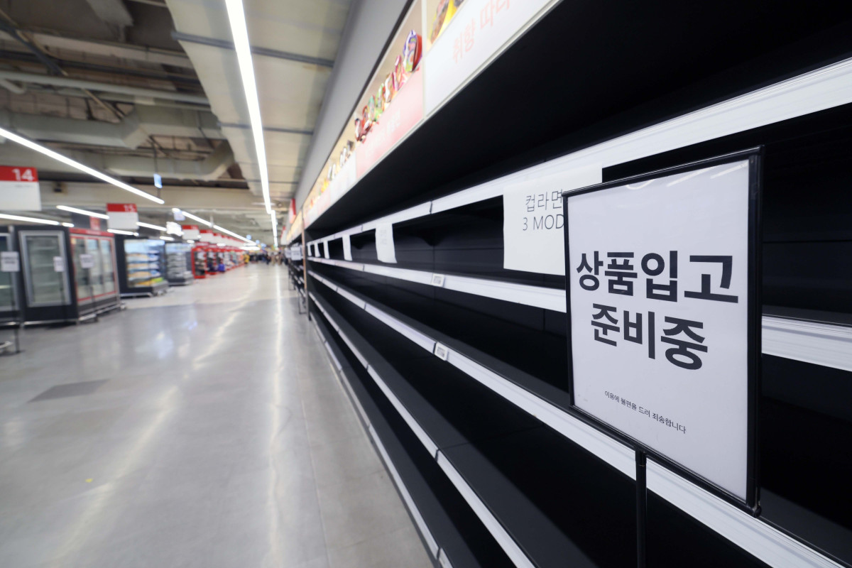 ▲홈플러스가 지난달 영업을 중단했던 전국 67개 점포의 영업을 임시 재개한 7일 서울의 한 홈플러스 매장에관련 안내문이 게시돼 있다. 현재 상품 입고율은 약 30% 수준으로, 홈플러스는 12일까지 상품 입고와 운영 점검을 마친 뒤 13일 점포를 정식 개장할 예정이다. 신태현 기자 holjjak@