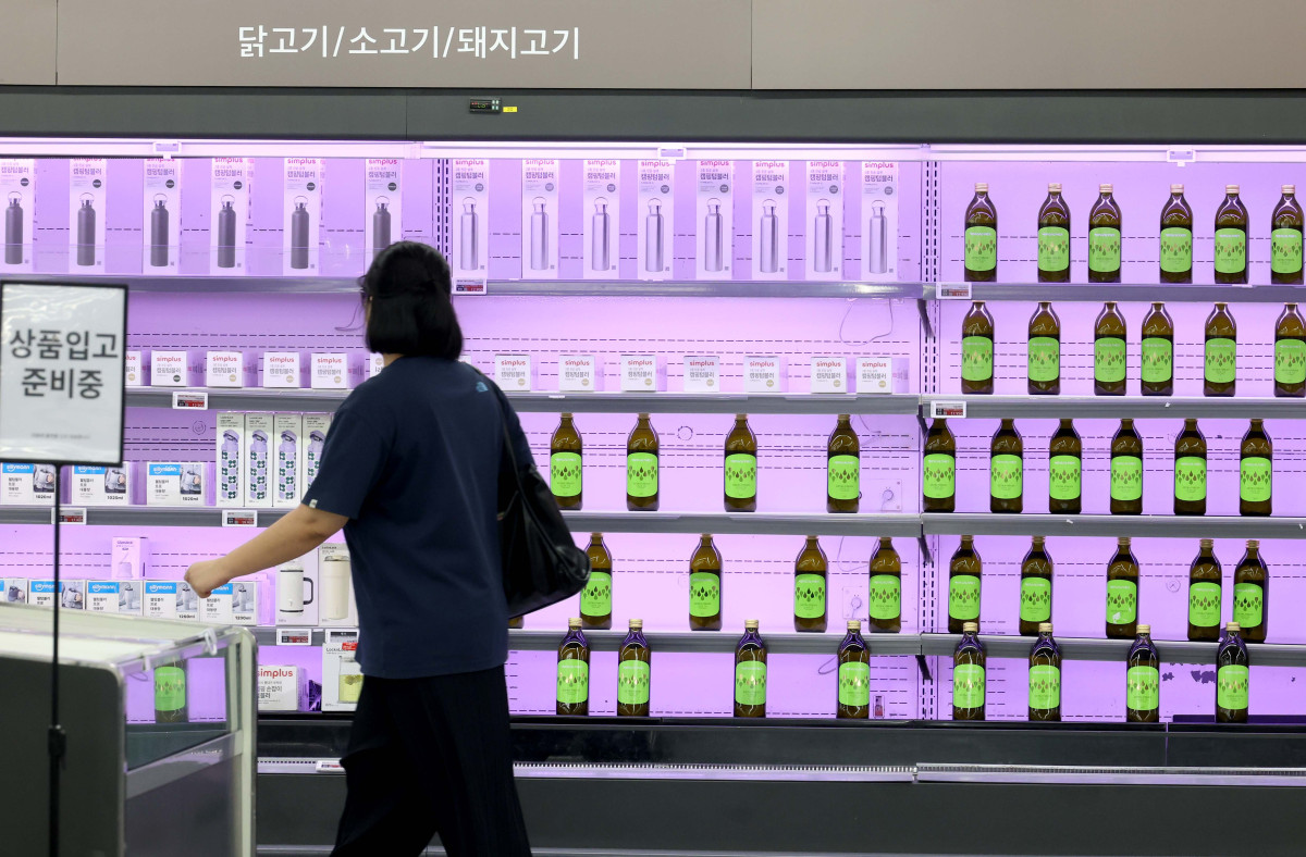 ▲홈플러스가 지난달 영업을 중단했던 전국 67개 점포의 영업을 임시 재개한 7일 서울의 한 홈플러스 매장에서 시민들이 쇼핑을 하고 있다. 현재 상품 입고율은 약 30% 수준으로, 홈플러스는 12일까지 상품 입고와 운영 점검을 마친 뒤 13일 점포를 정식 개장할 예정이다. 신태현 기자 holjjak@