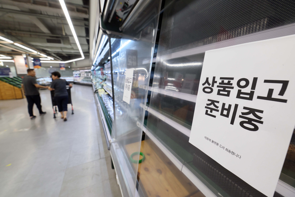 ▲홈플러스가 지난달 영업을 중단했던 전국 67개 점포의 영업을 임시 재개한 7일 서울의 한 홈플러스 매장에관련 안내문이 게시돼 있다. 현재 상품 입고율은 약 30% 수준으로, 홈플러스는 12일까지 상품 입고와 운영 점검을 마친 뒤 13일 점포를 정식 개장할 예정이다. 신태현 기자 holjjak@