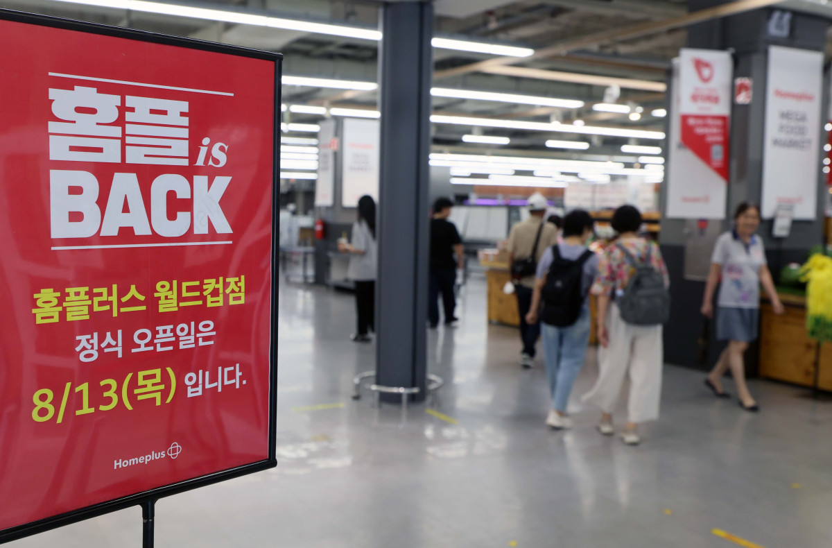 ▲홈플러스가 지난달 영업을 중단했던 전국 67개 점포의 영업을 임시 재개한 7일 서울의 한 홈플러스 매장에관련 안내문이 게시돼 있다. 현재 상품 입고율은 약 30% 수준으로, 홈플러스는 12일까지 상품 입고와 운영 점검을 마친 뒤 13일 점포를 정식 개장할 예정이다. 신태현 기자 holjjak@