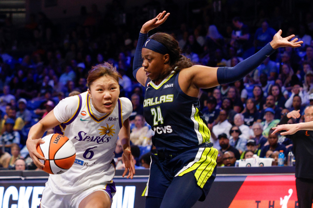 ▲미국여자프로농구(WNBA) 로스앤젤레스 스파크스의 박지현이 지난달 20일(한국시간) 미국 텍사스주 알링턴의 컬리지 파크 센터에서 열린 2026 WNBA 정규리그 댈러스 윙스와의 원정 경기에서 돌파를 하고 있다. (알링턴/AP뉴시스)