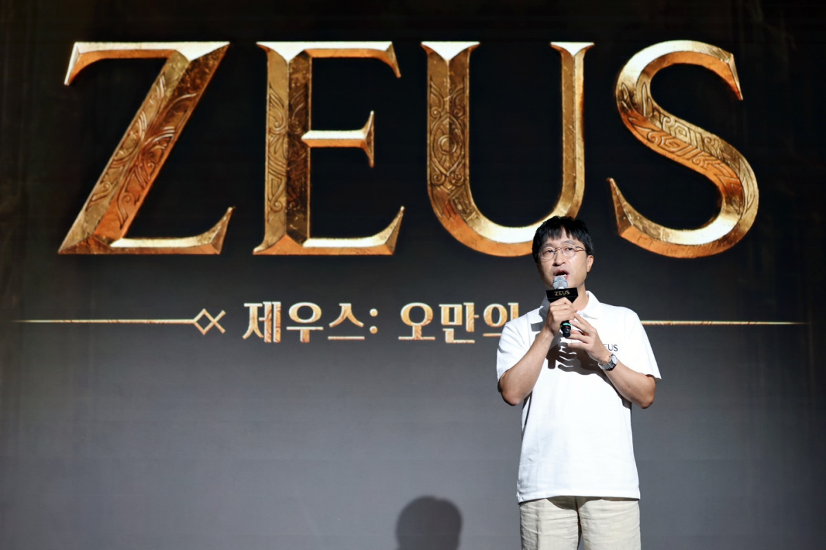 ▲남재관 컴투스 대표가 7일 서울 종로구 JW메리어트 동대문 스퀘어 서울에서 열린 ‘제우스: 오만의 신’ 쇼케이스에서 발표하고 있다. (사진제공=컴투스)