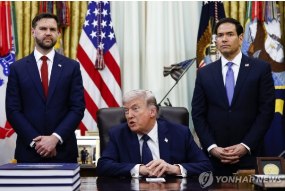 ▲트럼프 대통령 양옆에 선 밴스 부통령(왼쪽)과 루비오 장관 (연합뉴스)