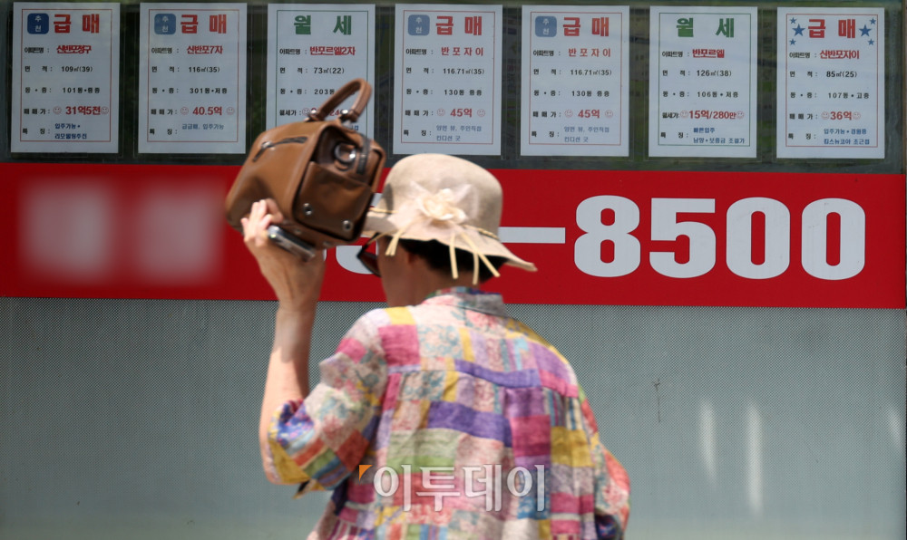 ▲부동산 추가 공급 대책 발표를 앞두고 이재명 대통령이 부동산 정책 점검 2차 회의를 진행한 가운데 7일 서울 강남의 한 부동산 중개업소에 안내문이 게시돼 있다. 고이란 기자 photoeran@