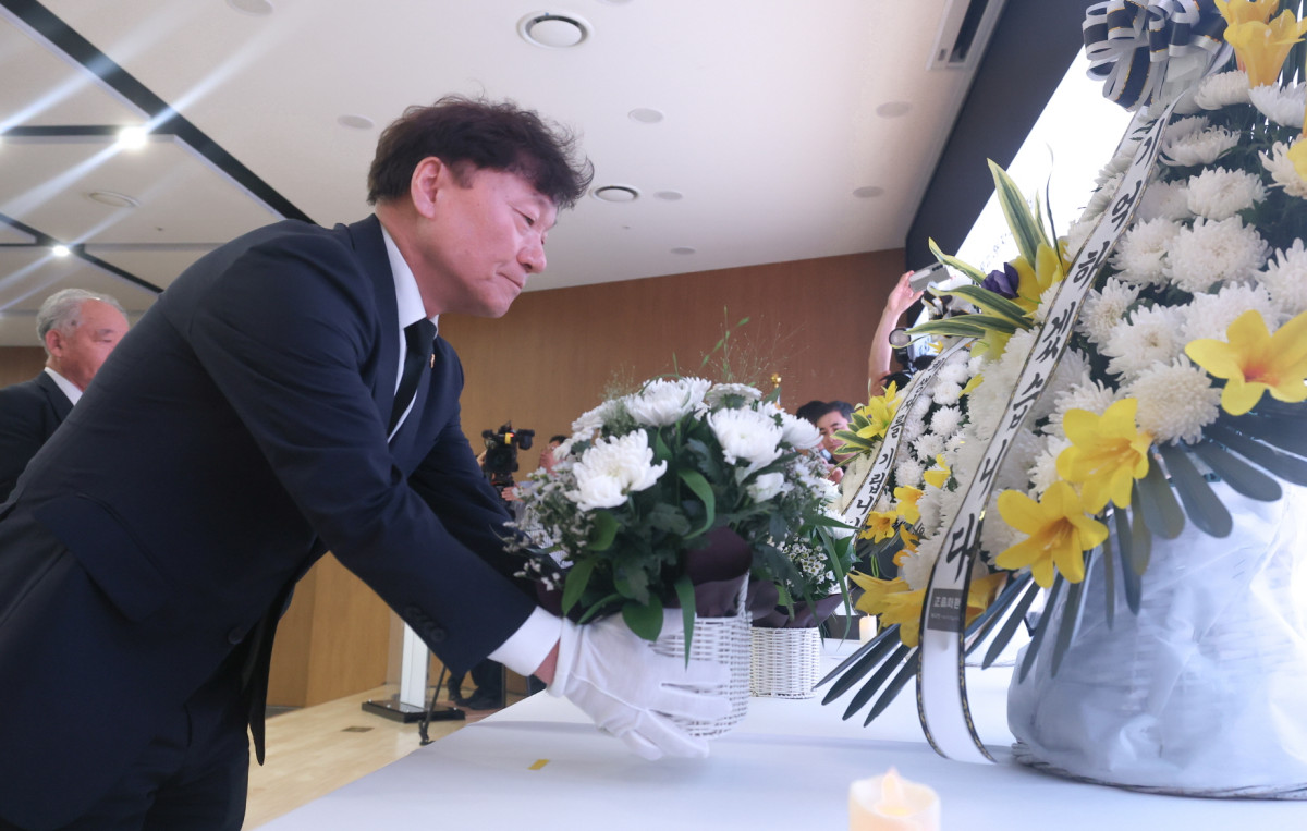 ▲남종섭 경기도의회 의장이 7일 경기도의회 대회의실에서 열린 '경기도 원폭피해 81주년 추모식'에서 헌화하고 있다 (경기도의회)