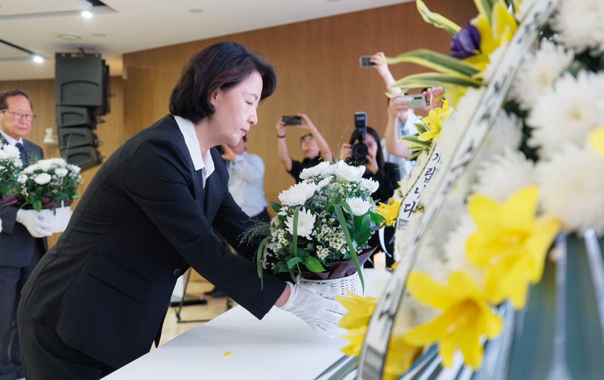 ▲추미애 경기도지사가 7일 경기도의회 대회의실에서 열린 '경기도 원폭피해 81주년 추모식'에서 헌화하고 있다. (경기도)