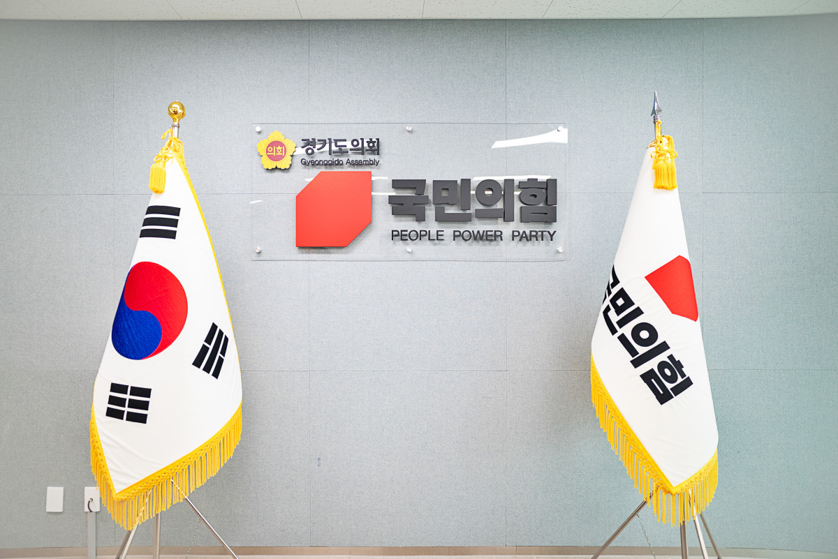 ▲경기도의회 국민의힘 로고. 경기도의회 국민의힘은 7일 '건전재정 혁신추진단'을 통해 경기도 채무 7조원의 주된 원인이 파행적으로 운용된 세수 추계 프로세스에 있다고 주장했다. (경기도의회 국민의힘)
