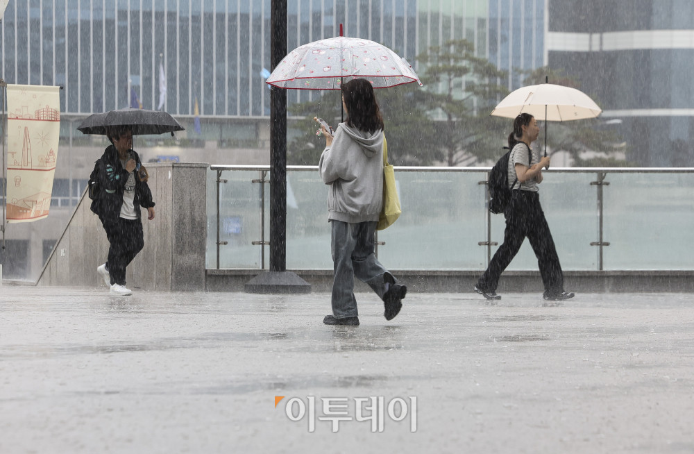 ▲장마전선의 영향을 받고있는 7월 9일 서울역 일대를 지나는 시민들이 우산을 쓴 채 발걸을을 재촉하고 있다. 고성준 기자 joonko1@ (이투데이DB)