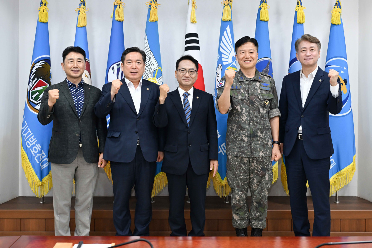 ▲이남오 함평군수 등이 7일 광주 공군제1전투비행단에서 열린 현장 간담회에서 기념촬영을 하고 있다. (사진제공=함평군)