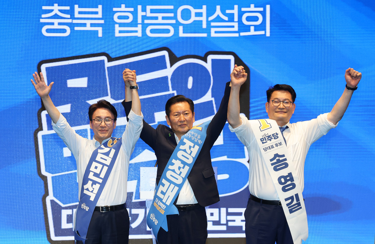 ▲더불어민주당 김민석(왼쪽부터), 정청래, 송영길 당 대표 후보가 1일 충북 청주시 CJB미디어센터에서 열린 당대표·최고위원 순회경선 합동연설회에서 손을 맞잡고 인사하고 있다. (사진=연합뉴스)