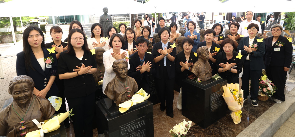 ▲추미애 경기도지사와 참석자들이 8일 나눔의집에서 열린 기림의 날 기념식에서 일본군'위안부' 피해자 흉상 앞에 서 있다. 이날 행사에서는 고 강일출 할머니의 흉상 제막식도 함께 열렸다. (경기도의회 더불어민주당 여성의원협의회)