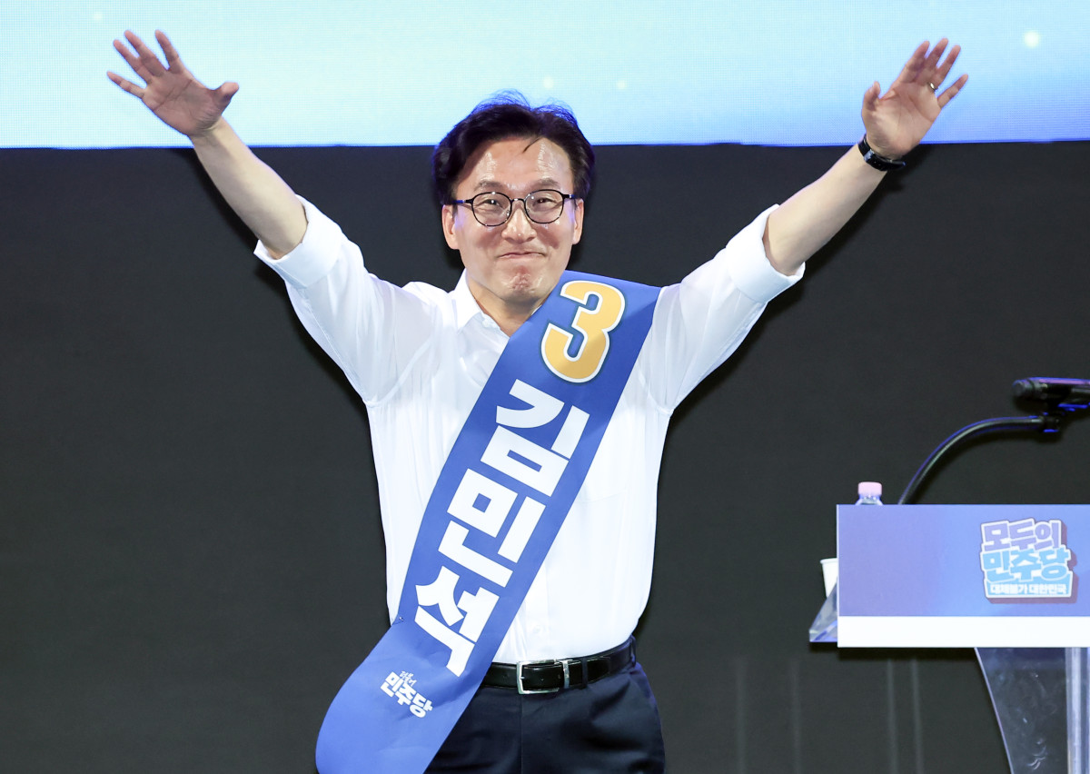 ▲더불어민주당 김민석 당 대표 후보가 8일 인천 남동체육관에서 열린 민주당 당 대표·최고위원 순회경선 인천 합동연설회에서 정견 발표를 하기에 앞서 손을 들어 인사하고 있다. (연합뉴스)