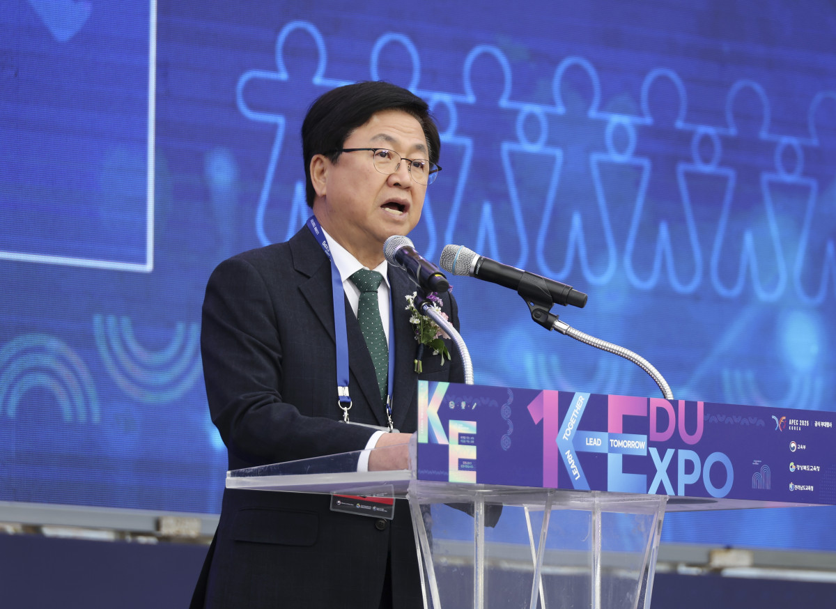 ▲최교진 사회부총리 겸 교육부 장관이 지난해 10월 경주 황남동 경상북도교육청 발명체험교육관에서 열린 케이-에듀 엑스포(K-EDU EXPO) 개막식에서 환영사를 하고 있다. (뉴시스)