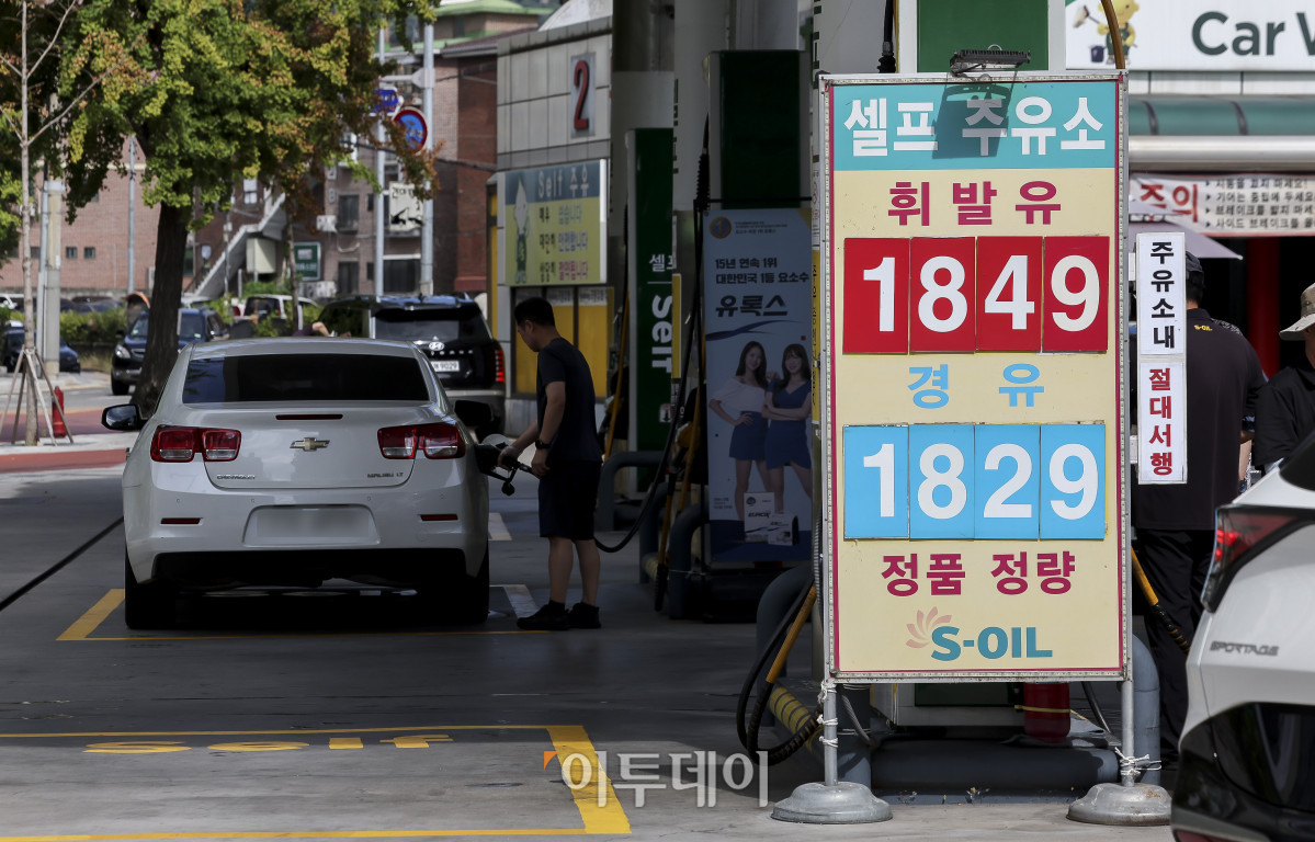 ▲9일 서울 시내의 한 주유소를 찾은 시민들이 주유를 하고 있다. 한국석유공사 유가정보시스템 오피넷에 따르면 이번 주 전국 주유소의 휘발유와 경유 평균 판매 가격이 12주 연속 하락한 것으로 나타났다. 8월 첫째 주(2∼6일) 전국 주유소 휘발유 평균 판매가격은 L당 1866.2원으로 전주보다 2.9원 내렸다. 고성준 기자 joonko1@