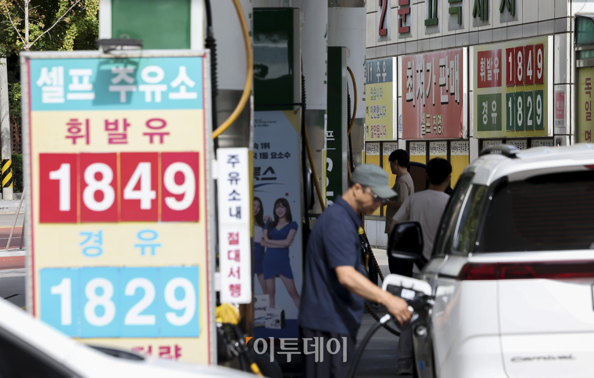 ▲9일 서울 시내의 한 주유소를 찾은 시민들이 주유를 하고 있다. 한국석유공사 유가정보시스템 오피넷에 따르면 이번 주 전국 주유소의 휘발유와 경유 평균 판매 가격이 12주 연속 하락한 것으로 나타났다. 8월 첫째 주(2∼6일) 전국 주유소 휘발유 평균 판매가격은 L당 1866.2원으로 전주보다 2.9원 내렸다. 고성준 기자 joonko1@