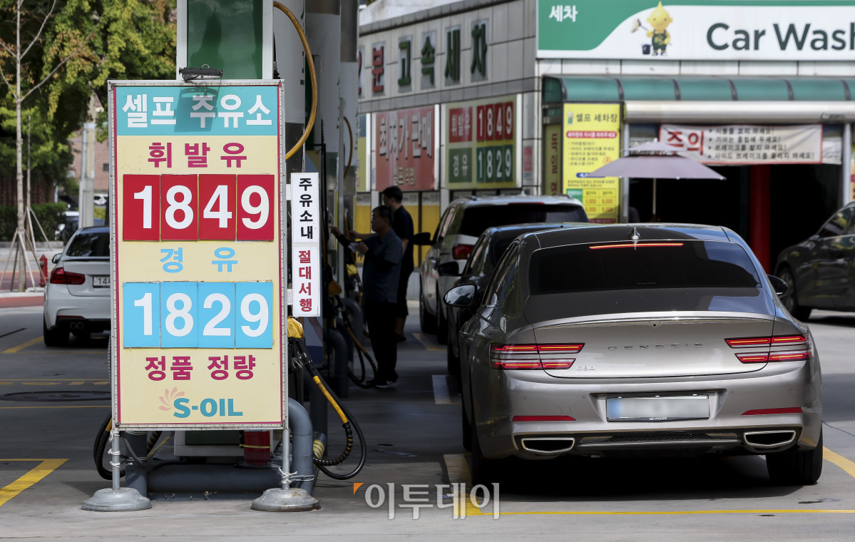 ▲9일 서울 시내의 한 주유소를 찾은 시민들이 주유를 하고 있다. 한국석유공사 유가정보시스템 오피넷에 따르면 이번 주 전국 주유소의 휘발유와 경유 평균 판매 가격이 12주 연속 하락한 것으로 나타났다. 8월 첫째 주(2∼6일) 전국 주유소 휘발유 평균 판매가격은 L당 1866.2원으로 전주보다 2.9원 내렸다. 고성준 기자 joonko1@