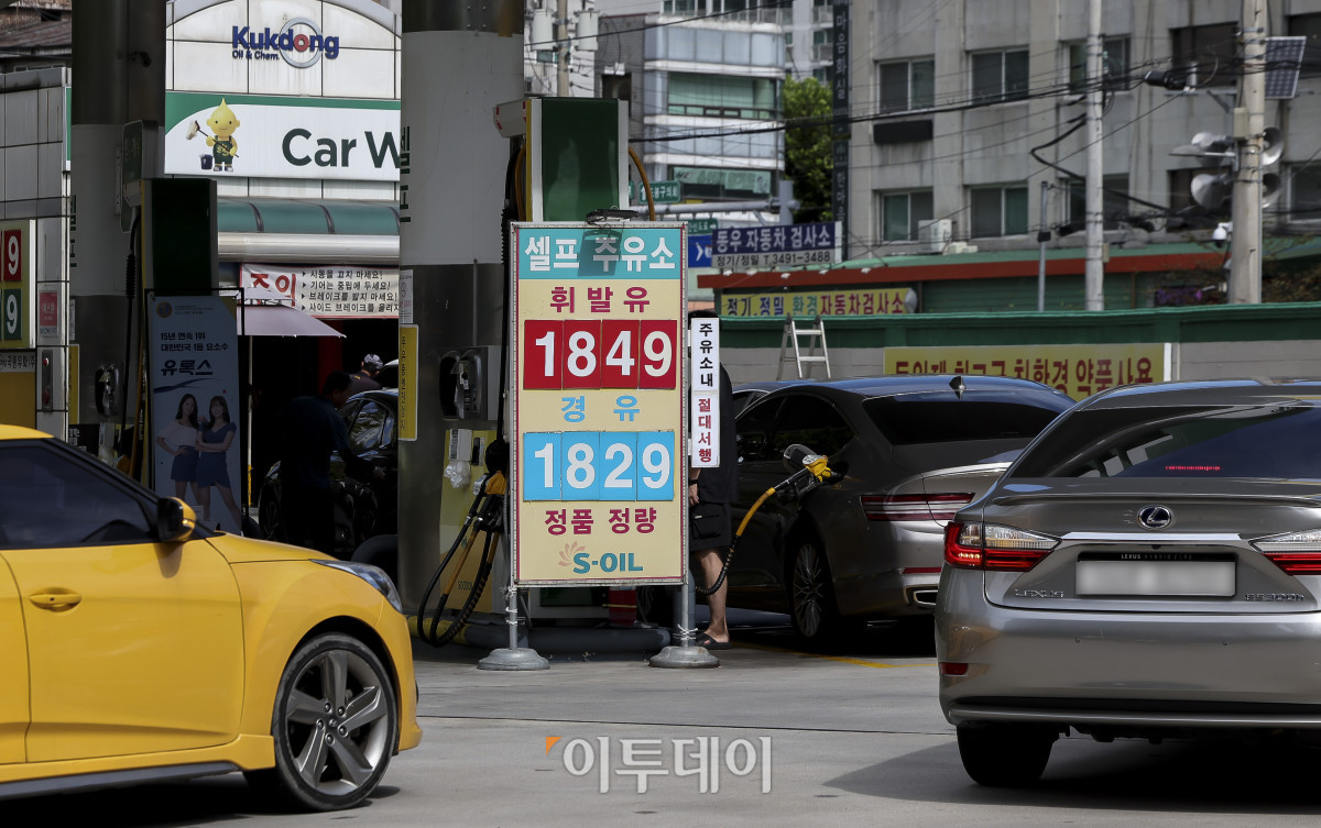 ▲9일 서울 시내의 한 주유소를 찾은 시민들이 주유를 하고 있다. 한국석유공사 유가정보시스템 오피넷에 따르면 이번 주 전국 주유소의 휘발유와 경유 평균 판매 가격이 12주 연속 하락한 것으로 나타났다. 8월 첫째 주(2∼6일) 전국 주유소 휘발유 평균 판매가격은 L당 1866.2원으로 전주보다 2.9원 내렸다. 고성준 기자 joonko1@