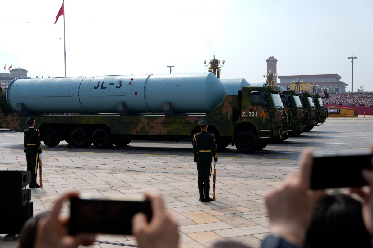 ▲2025년 9월 3일 2차 세계대전 승전 80주년 열병식에서 JL-3 잠수함발사탄도미사일(SLBM)을 탑재한 중국군 장갑차량들이 행진하고 있다. (베이징/AP뉴시스)