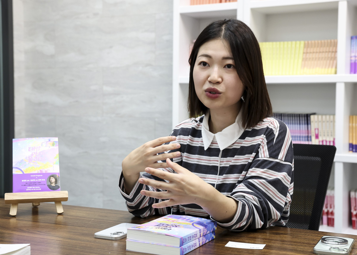 ▲김초엽 작가가 4일 경기 고양시 덕은구의 사무실에서 이투데이와 인터뷰를 하고 있다. (고성준 기자 joonko1@)