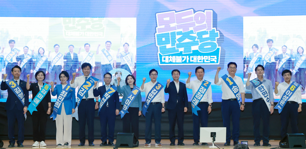 ▲9일 강원도 횡성국민체육센터에서 열린 더불어민주당 대표·최고위원 후보자 강원 합동연설회에서 후보들이 기념 촬영하고 있다. 왼쪽부터 김영호·임미애·최민희·김용·박선원·서미화 최고위원 후보, 김민석 당 대표 후보, 한병도 대표 직무대행 겸 원내대표, 정청래·송영길 당 대표 후보, 한민수·이성윤 최고위원 후보. 2026.8.9 (사진=연합뉴스)