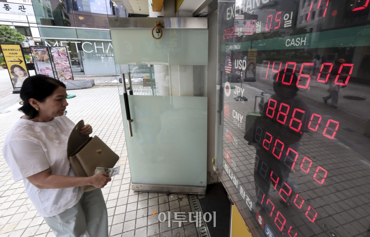▲원·달러 환율이 약 10개월 만에 최저 수준으로 내려온 가운데 9일 서울 중구 명동의 한 환전소에 환율이 표기되고 있다. 최근 SK하이닉스의 미국주식예탁증서(ADR) 상장으로 인한 달러 유입과 수출업체의 달러 매도가 겹치며 환율이 하락하고 있는 것으로 보인다. 고성준 기자 joonko1@