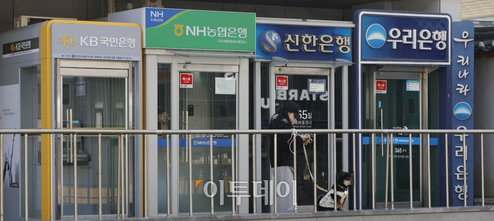 ▲서울 시내 시중은행의 현금자동입출금기 모습. 조현호 기자 hyunho@ (이투데이DB)