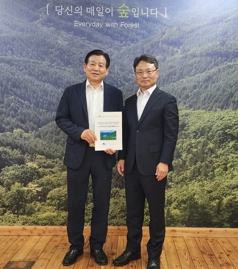 ▲김신 전남광주특별시 완도군수가 산림청장 면담에서 국립완도난대수목원 조기 조성 건의 하고 기념쵤영. (완도군)