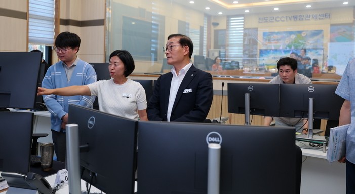 ▲이재각 전남광주특별시 진도군수 통합관제센터 방문해 운영 현황을 점검하고 근무 중인 관제요원들을 격려했다. (진도군)