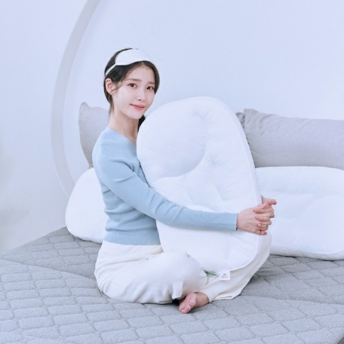 ▲전속모델 아이유의 깊은잠베개 광고 촬영 (슬립앤슬립 제공)