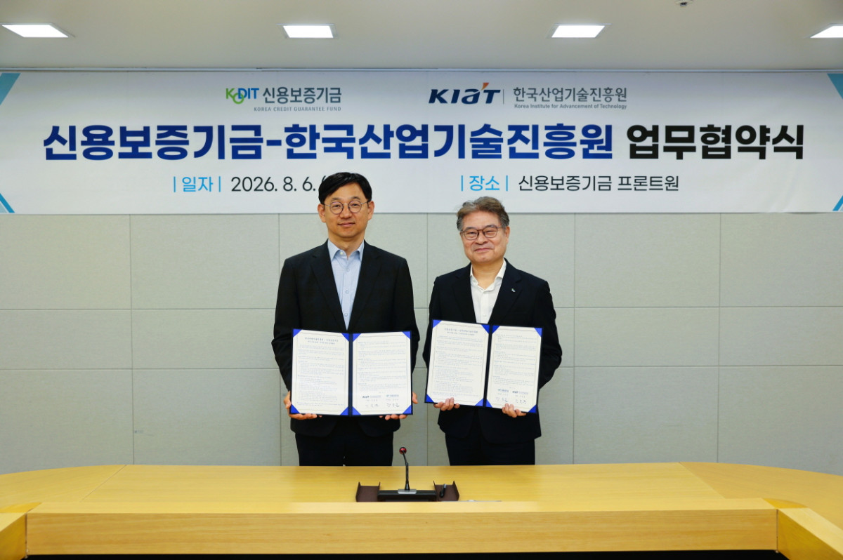 ▲전윤종 KIAT 원장(왼쪽)과 강승준 신용보증기금 이사장이 6일 업무협약(MOU) 체결식에서 기념촬영을 하고 있다. (사진제공=KIAT)