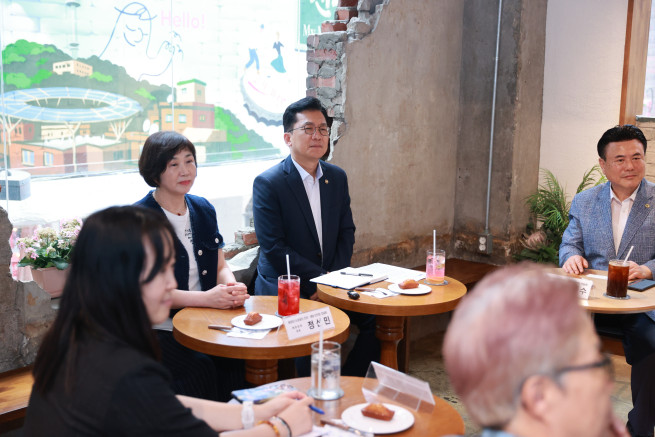 ▲이병권 중소벤처기업부 제2차관이 지난달 2일 서울특별시 용산구 신흥시장 내 해방공원에서 열린 ‘중장년 소상공인 건강·생업 안전망 간담회’에서 현장 애로사항을 청취하고 있다. (사진제공=중소벤처기업부)