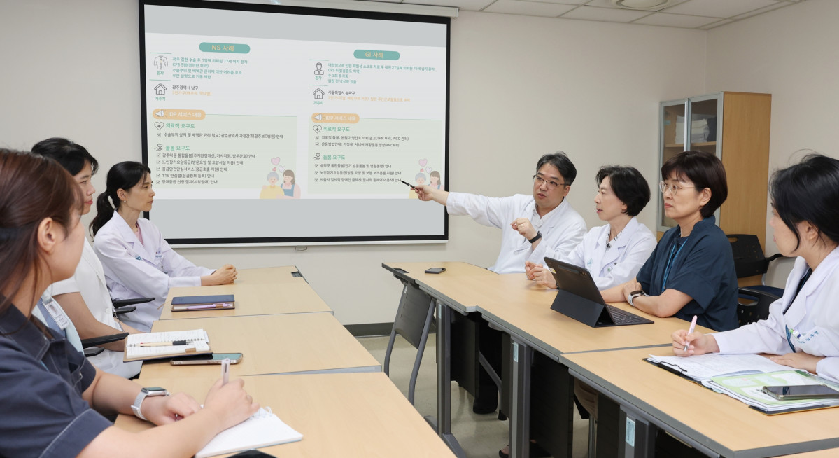 ▲이은주 시니어환자위원회 위원장, 손기영 통합퇴원계획팀장(오른쪽에서 세 번째, 네 번째)과 의료진이 함께 통합퇴원계획 서비스의 발전 방향에 대해 논의하고 있다. (사진제공=서울아산병원)