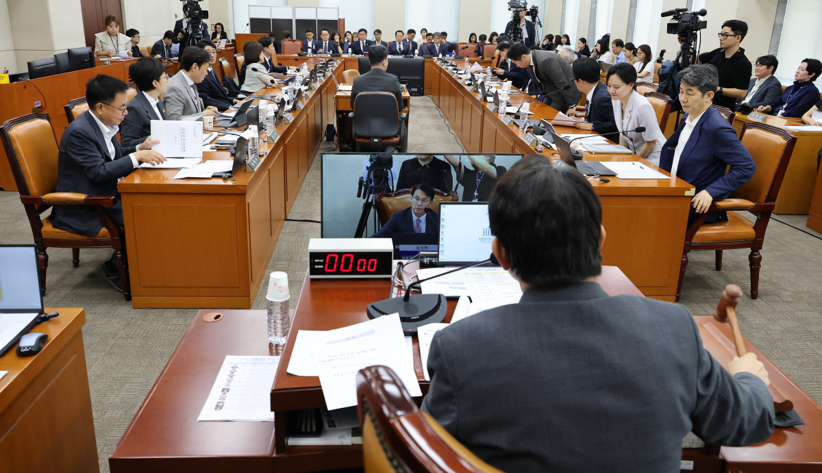 ▲윤상현 국조특위 위원장이 10일 국회에서 열린 '제9회 전국동시지방선거 투표용지 부족 사태 등 국민 참정권 침해 진상규명 및 선거관리 개혁을 위한 국정조사 특별위원회' 제3차 청문회에서 재검표 현장검증 협의를 위해 정회를 선포하고 있다. 사진=연합뉴스