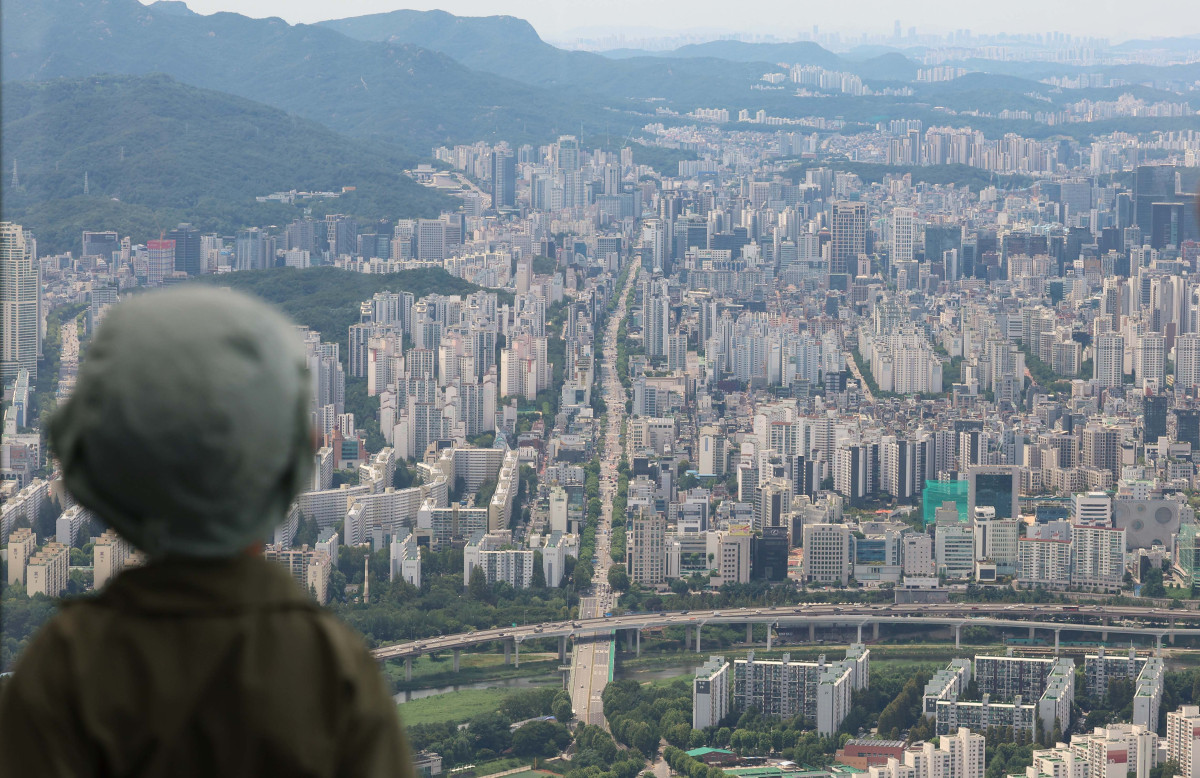 ▲정부가 조만간 주택공급대책을 제시할 예정인 가운데 10일 서울 송파구 롯데월드타워에서 바라본 서울 시내에 아파트가 빽빽하게 서 있다. 신태현 기자 holjjak@