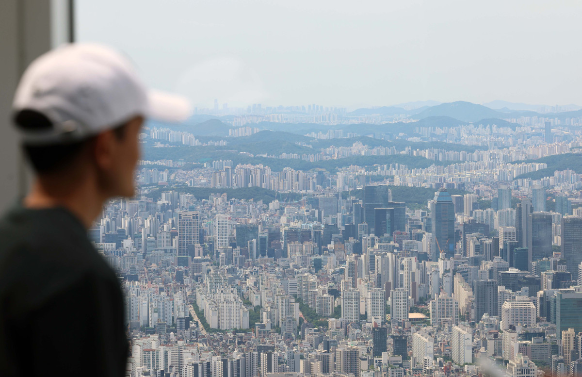 ▲정부가 조만간 주택공급대책을 제시할 예정인 가운데 10일 서울 송파구 롯데월드타워에서 바라본 서울 시내에 아파트가 빽빽하게 서 있다. 신태현 기자 holjjak@